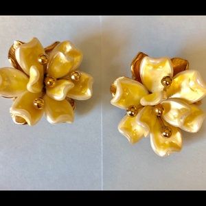 SignedMarvella©️Vintageclip earrings motherofpearl